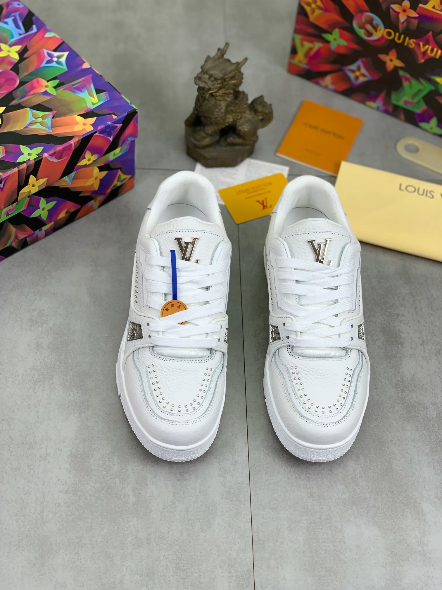 Men's shoes 💰P600 New style 💰💎💎Latest color High version 2025Louis*Vuitto* LV Traine Catwalk TRAINER outsole and fabric private model A shoe that definitely costs a lot of money and effort. This series was designed after the arrival of Vifgil. It is favored by many fans every season. Original TPU outsole Original packaging Men's size: 38-45 (46 can be customized) Color: black and white optional (available from stock, super fast delivery)